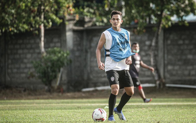 Pemain Bali United Arapenta Poerba resmi gabung ke Persis Solo dengan status pinjaman.
