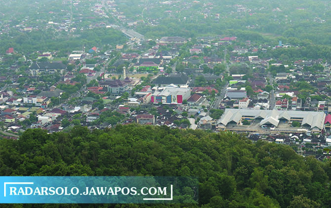 BERBUKIT: Kawasan Wonogiri Kota dipotret dari Gunung Gandul. Kondisi geografis yang banyak perbukitan menghambat sinyal internet. (IWAN ADI LUHUNG/RADAR SOLO)
