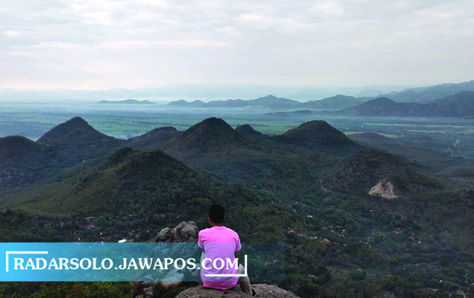 MENAWAN: Pemandangan barisan bukit yang dapat dinikmati dari puncak Bukit Cumbri. Wisatawan bisa menikmati sunrise maupun sunset sekaligus. (ELLA WAHYU NOVITASARI/RADAR SOLO)