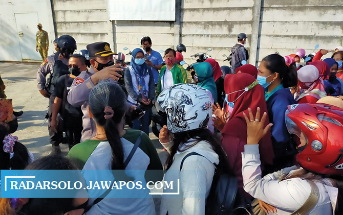 Anggota Polres dan Kodim 0726 Sukoharjo berupaya mencegah munculnya kerumunan pada demonstrasi, Selasa (4/5).