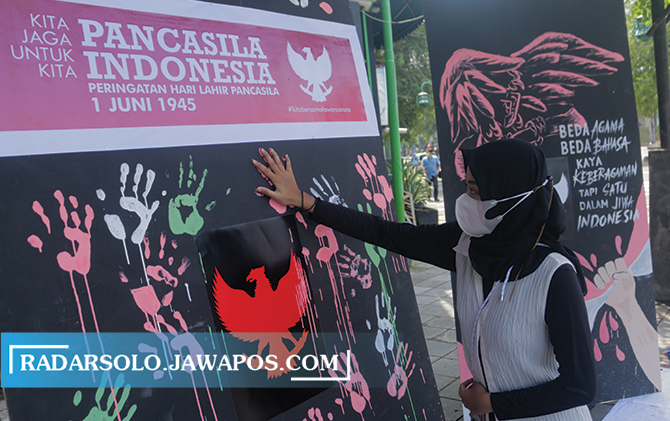 Mahasiswa dan seniman asal Solo memeringati hari lahir Pancasila 1 Juni lewat media mural di Ngarsopuro, kemarin (31/6).
