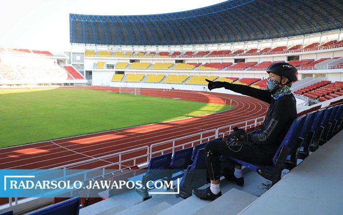 Gubernur Jateng Ganjar Pranowo mengecek langsung progres pembangunan stadion sepak bola di kompleks GOR Jatidiri, Rabu (17/6).