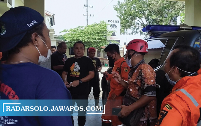 Petugas damkar Karanganyar, relawan, dan anggota PMI mendatangi Polsek Jaten.
