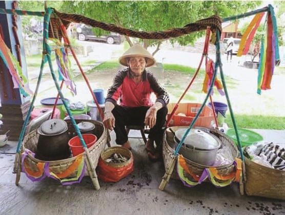 MASIH EKSIS: Dasno, penjaja minuman tradisional dawet di Desa Dibal, Kecamatan Ngemplak. (ISTIMEWA)