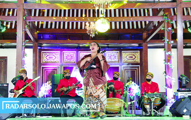MERIAH: Sejumlah seniman musik lokal asli kota Solo memeriahkan gelaran Panggung Budaya Seni Musik yang digelar di Dalem Djoyokusuman dari umat (14/5) hingga Minggu (16/5) mendatang. (CITRA AYU/RADAR SOLO)
