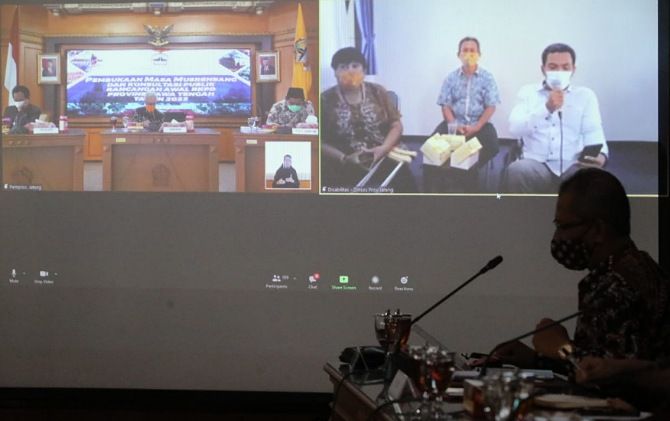 Pembukaan Musrenbang Jateng 2022, Rabu (10/2). Gubernur Jateng Ganjar Pranowo langsung menyerap aspirasi masyarakat yang disampaikan lewat daring.