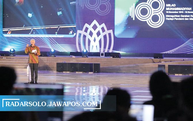Gubernur Jateng membacakan puisi Kerendahan Hati karya Taufik Ismail dalam Milad ke-108 Muhammadiyah di Edutorium UMS, Rabu (18/11).