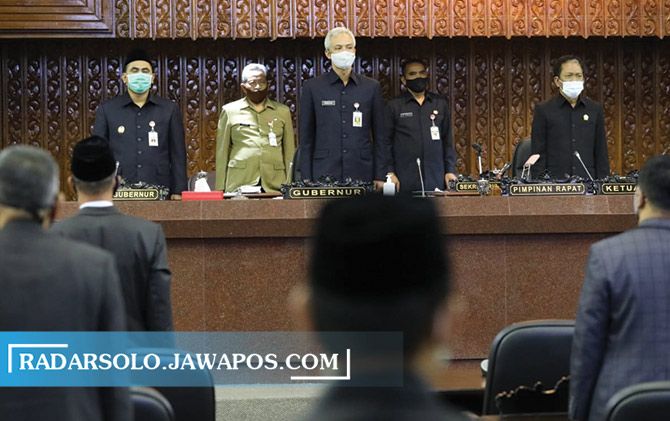 Gubernur Jateng Ganjar Pranowo saat mengikuti rapat paripurna bersama DPRD Jateng.