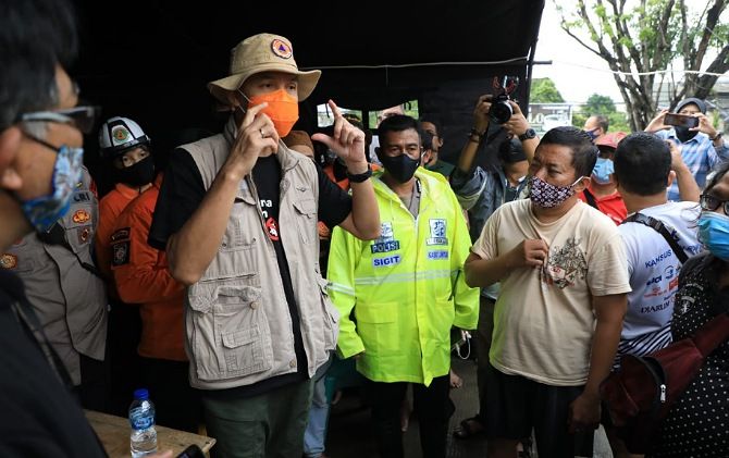 Gubernur Jateng Ganjar Pranowo berbincang dengan warga yang terdampak bencana banjir Semarang.
