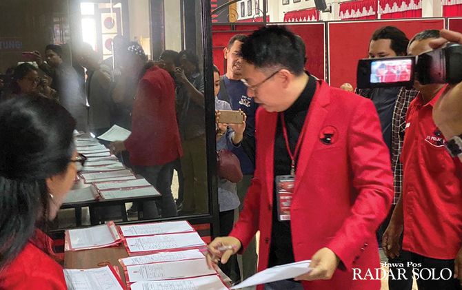 KOMITMEN : Henry Indraguna saat mengikuti fit dan proper test di Kantor DPD PDI Perjuangan Jawa Tengah.