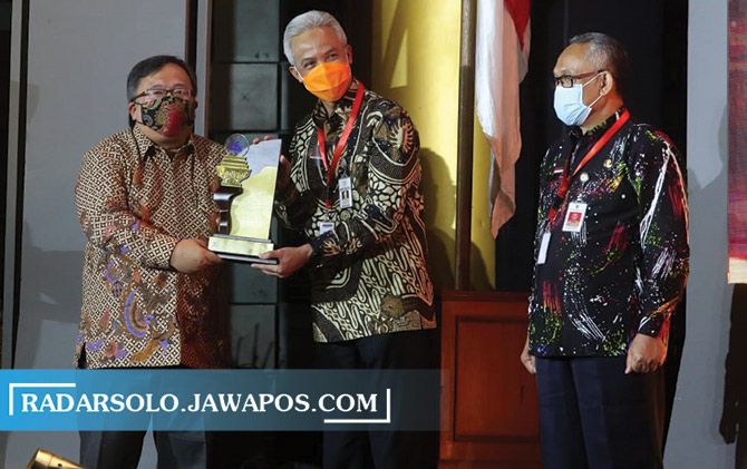 Gubernur Ganjar Pranowo menerima penghargaan dari Menristek Bambang Brodjonegoro di Jakarta, Selasa (10/11). (DISKOMINFO JATENG FOR RADAR SOLO)