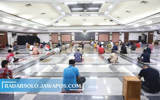 Salat Jumat di Gradhuka Nhakti Praja yang diikuti Gubernur Jateng Ganjar Pranowo.
