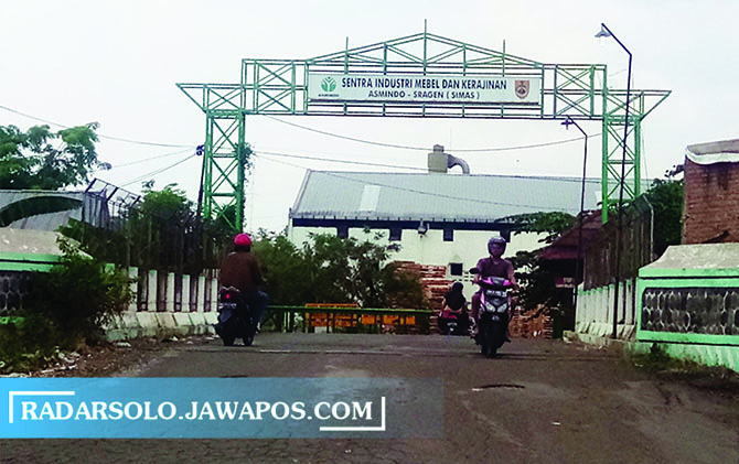 BERKEMBANG PESAT: Sentra industri mebel di Kecamatan Kalijambe. Wilayah Sambungmacan akan dikembangkan kawasan serupa. (AHMAD KHAIRUDIN/RADAR SOLO)
