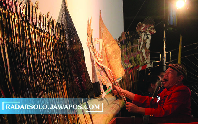 NGURI-URI: Ki Purbo Asmoro dalam Safari Dalang di pendapa Ki H. Manteb Soedharsono di Karanganyar, Sabtu (1/5). (CITRA AYU/RADAR SOLO)