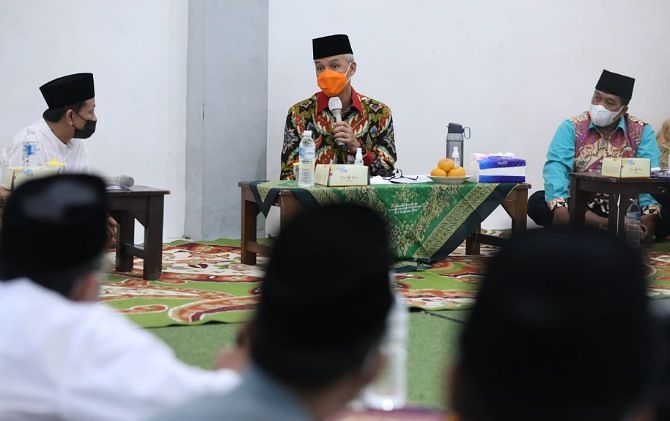 Gubernur Ganjar Pranowo berbicara dalam FGD Forum Silaturahim Ulama dan Cendekiawan di Pondok Pesantren Girikusumo, Mranggen, Rabu (16/12).