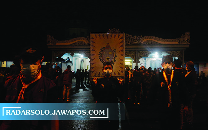 BUDAYA: Prosesi Kirab Malam Selikuran yang digelar Keraton Kasunanan Surakarta. (M. IHSAN/RADAR SOLO)