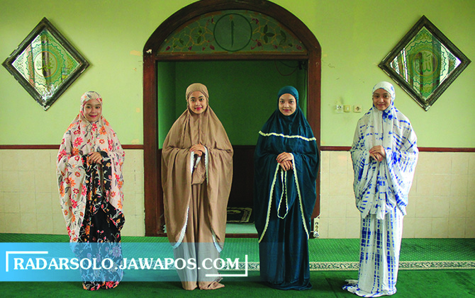 FASHIONABLE: Muslimah yang kenakan mukena beraneka motif dan warna-warni tetap sah salatnya, asalkan mampu menutup aurat dan tidak terkena najis.  (CITRA AYU/RADAR SOLO)