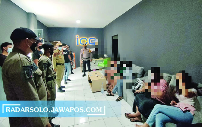 TAK TERTIB: Tim gabungan melakukan pemeriksaan di sebuah panti pijat yang ada di Sukoharjo, kemarin. (IWAN KAWUL/RADAR SOLO)