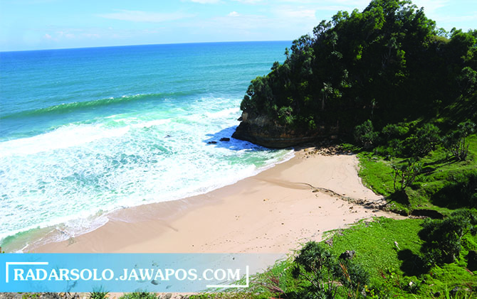 EKSOTIS: Suasana alam yang eksotis bisa dirasakan di Pantai Pringjono, Paranggupito, Wonogiri. (IWAN ADI LUHUNG/RADAR SOLO)