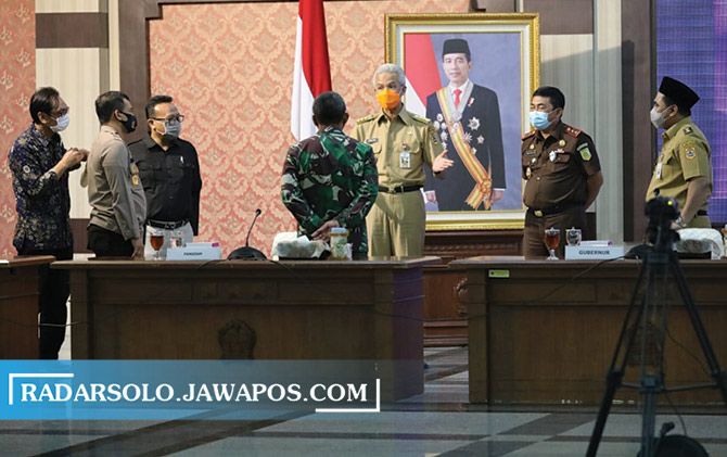 Gubernur Jateng Ganjar Pranowo gelar pertemuan dengan Forkompimda Jateng bersama KPU dan Bawaslu Jateng bahas pilkada di Semarang, kemarin (28/9). (BAYU WICAKSONO/RADAR SOLO)