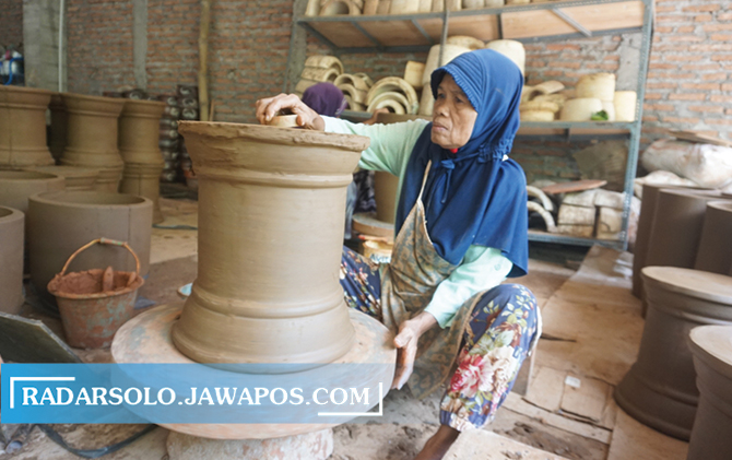 Pembuatan motif gerabah di salah satu UMKM di Desa Melikan, Kecamatan Wedi, Klaten, Selasa (11/5). Menipisnya stok tanah liat mengancam produksi gerabah.