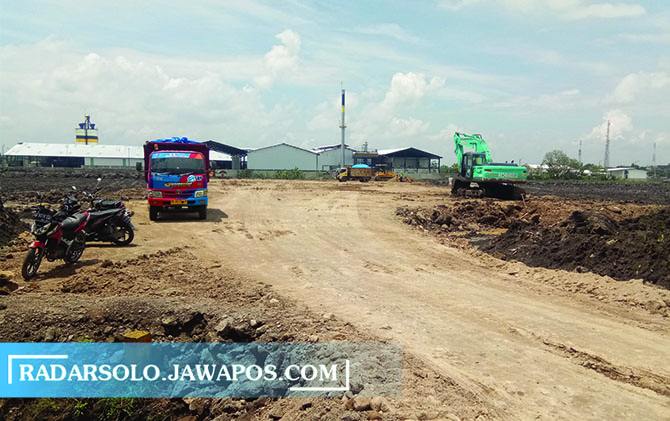 INVESTOR BARU: Perluasan pabrik di Kecamatan Sambungmacan. Wilayah ini bakal menjadi kawasan Industri di Sragen. (AHMAD KHAIRUDIN/RADAR SOLO)
