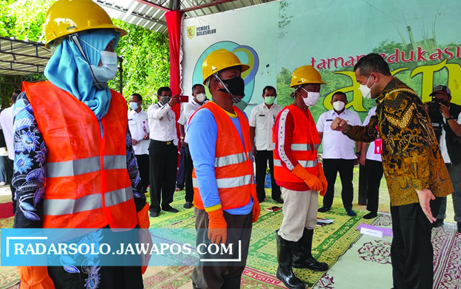 SIMBOLIS: Bupati Joko Sutopo serahkan kelengkapan kerja pada launching Kotaku di Desa Bulusulur, Kecamatan Wonogiri Kota, Rabu (5/5). (IWAN ADI LUHUNG/RADAR SOLO)