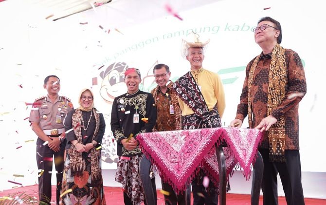 Gubernur Jateng Ganjar Pranowo bersama Menpan-RB Tjahjo Kumolo saat meresmikan Mall Pelayanan Publik di Kabupaten Batang, tahun lalu.