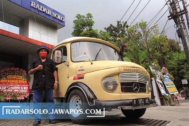 SEMOK: Budi Bambu nampang di samping Mercedes Benz L911 Mini Truck Series kesayangannya di depan kantor Jawa Pos Radar Solo. (CITRA AYU/RADAR SOLO)
