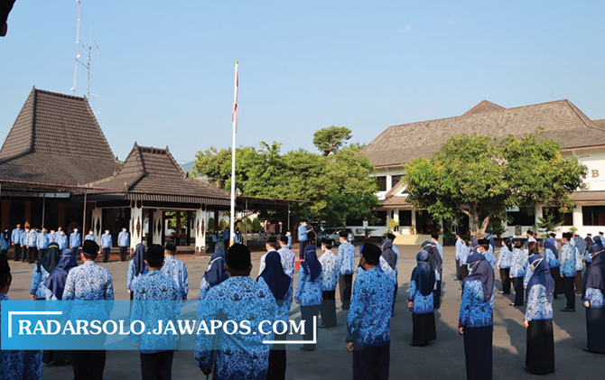 RAWAN TERTULAR: ASN di lingkungan Setda Wonogiri apel dengan protokol kesehatan Senin (17/5) lalu.  (IWAN ADI LUHUNG/RADAR SOLO)