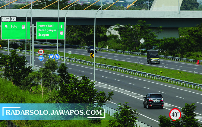 TURUN: Volume kendaraan selama PPKM Darurat di Tol Solo-Ngawi turun hanya 3 ribu per hari. (M. IHSAN/RADAR SOLO)