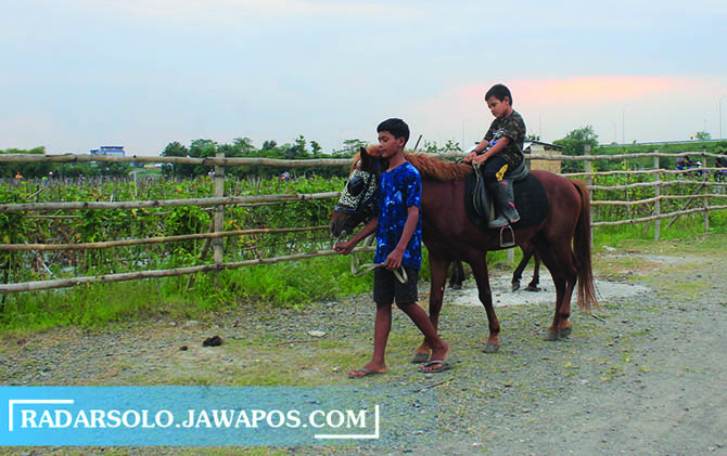 LANCAR: Anak-anak berlatih menunggang kuda di Dusun Padokan, Desa Sawahan, Ngemplak, Boyolali, Minggu (16/5). (CITRA AYU/RADAR SOLO)