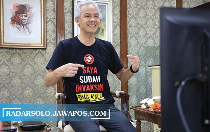 Gubernur Jateng Ganjar Pranowo mengenakan kaos