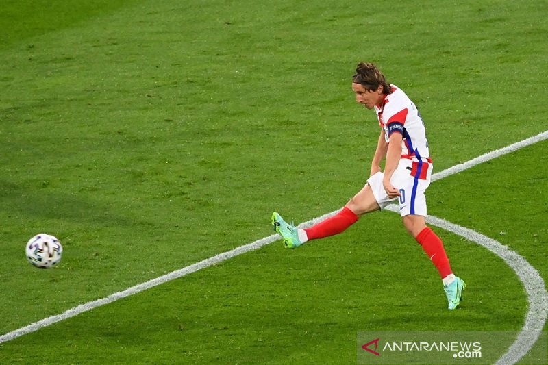 Kapten tim nasional Kroasia Luka Modric melepaskan tembakan cantik untuk mencetak gol kedua timnya ke gawang Skotlandia dalam laga pemungkas Grup D Euro 2020 di Stadion Hampden Park, Glasgow, Skotlandia, Selasa (22/6/2021) waktu setempat. (ANTARA/REUTERS/