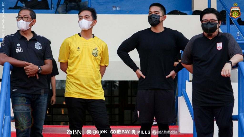 SIAP IKUT: (dari kiri ke kanan) COO Bhayangkara FC Kombes. Pol. Sumardji, S.H bersama Wali Kota Surakarta, Gibran Rakabuming Raka, Direktur Utama Persis Solo Saestu Kaesang Pangarep, dan Komisaris Utama PT Persis Solo Saestu Kevin Nugroho. (TIM MEDIA BHAY