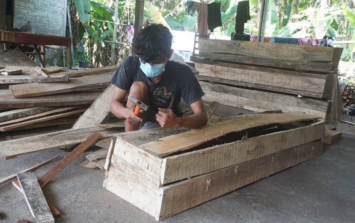 Perajin peti mati di Desa Keputran, Kecamatan Kemalang sibuk memenuhi pesanan dari rumah sakit rujukan Covid-19. (ANGGA PURENDA/RADAR SOLO)