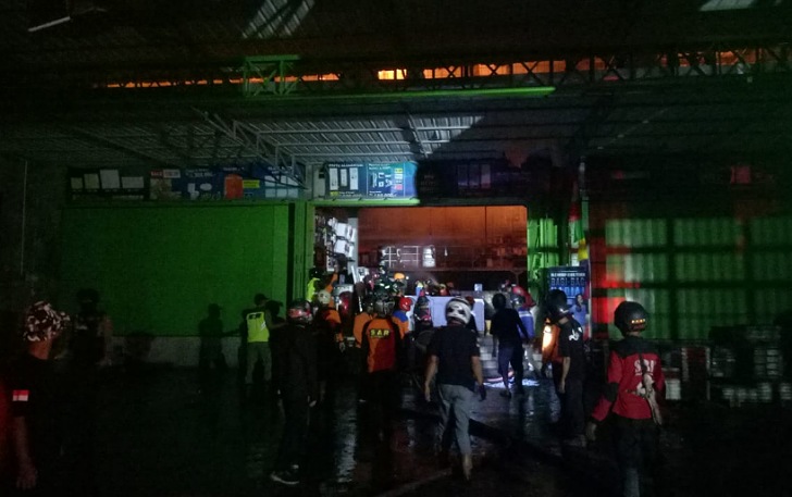 Toko bahan bangunan Rojo yang terbakar, Rabu malam (30/6). (SILVESTER K/RADAR SOLO)
