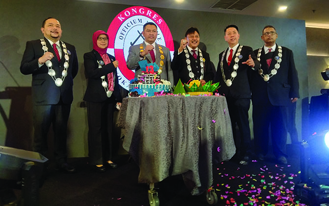SIMBOLIS: Potong tumpeng Anniversary ke-13 KAI di Hotel Solia Zigna, Sabtu (12/6). (ISTIMEWA)