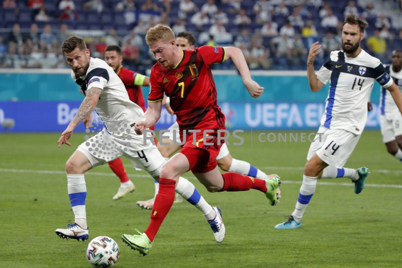 Gelandang Belgia Kevin De Bruyne berduel dengan pemain Finlandia Joona Toivio dalam laga terakhir kedua negara di Grup B Euro 2020 di Saint Petersburg Stadium, Saint Petersburg, Rusia, 21 Juni 2021. (Pool via REUTERS/Maxim Shemetov) (REUTERS)