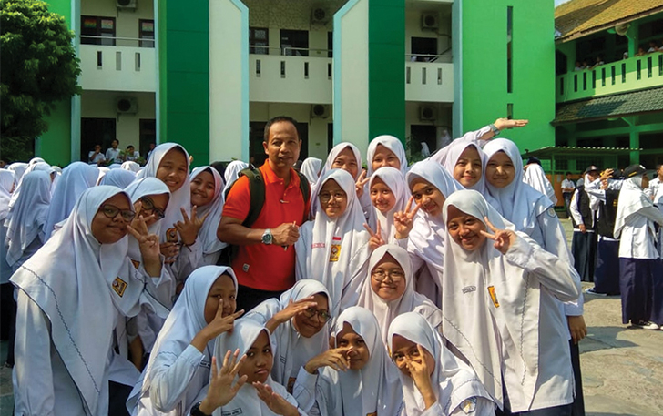 KOMPAK: Guru dan siswi MTsN 1 Surakarta saat berkumpul, sebelum pandemi. (ISTIMEWA)