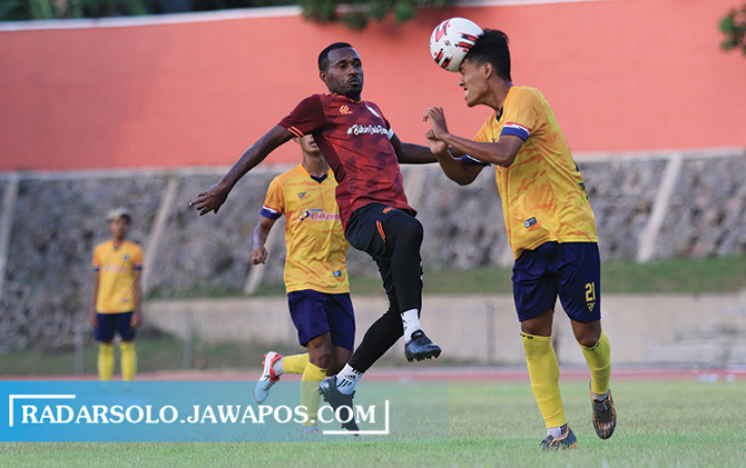 ANCANG-ANCANG: Uji coba Persika Karanganyar dan Persis Solo di Stadion UNS, tahun lalu. (ARIEF BUDIMAN/RADAR SOLO)