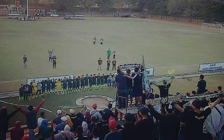 Aksi Alaska saat mendukung PSIK berlaga di Stadion Trikoyo, beberapa tahun lalu. (ISTIMEWA)