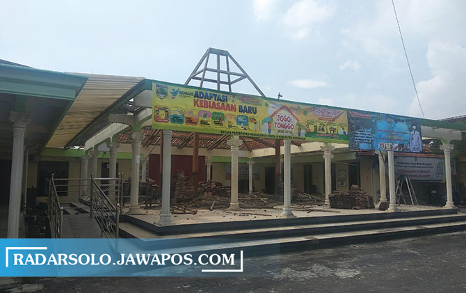 RAMPUNG LOCKDOWN: Rehabilitasi pendapa kantor Desa Karangwuni, Polokarto berlanjut. (IWAN KAWUL/RADAR SOLO)