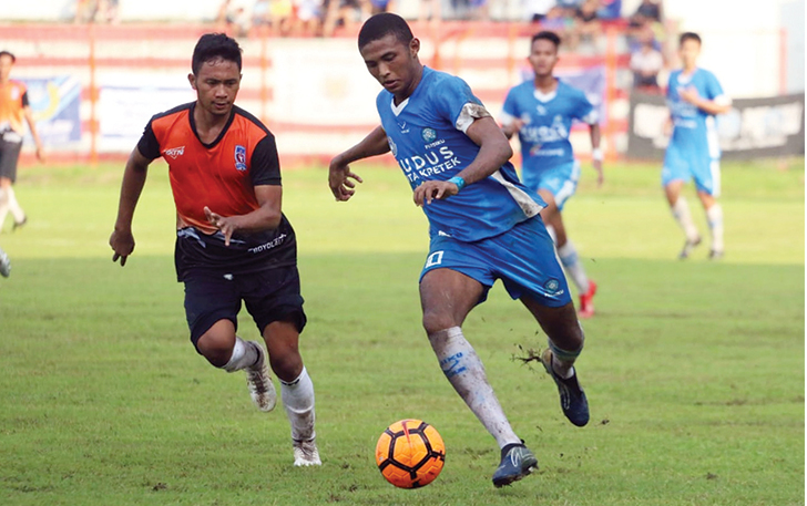 TUNGGU KEPASTIAN: Pemain Persebi Boyolali (kiri) kawal penggawa Persiku Kudus di Stadion Wergu Wetan, 2019 lalu. (ISTIMEWA)