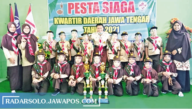 KOMPAK: Pembina dan peserta Pesta Siaga Kwarda Jateng dari SDIT Jumapolo. (ISTIMEWA)