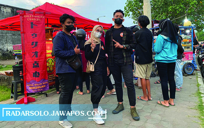 KERJA KERAS: Tiga mahasiswa pemilik