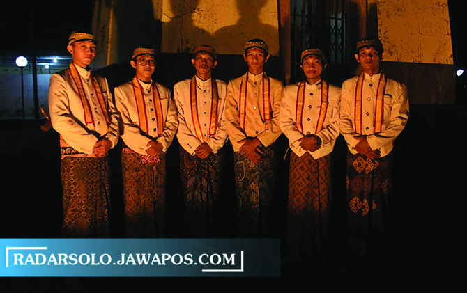 GENERASI BUDAYA: Para abdi dalem muda menikmati peran sesuai tugas mereka di Keraton Surakarta. (CITRA AYU/RADAR SOLO)