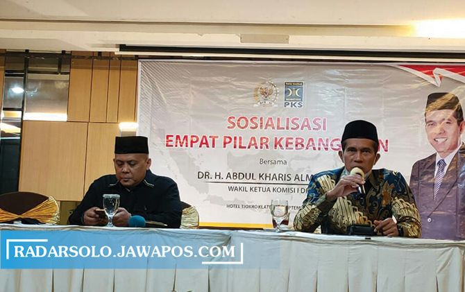 NASIONALIS: Wakil Ketua Komisi I DPR RI Abdul Kharis Al Masyhari (tengah) sosialisasikan Empat Pilar Kebangsaan di salah satu hotel di Klaten, Selasa (22/9).