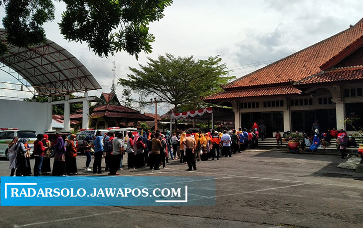 Suasana vaksinasi Covid-19 di Gedung Sunan Pandanaran RSPD Klaten yang sempat menimbulkan kerumunan