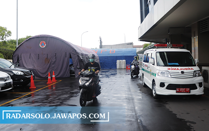 TENDA DARURAT: Tenda bantuan dari Kemensos dipasang RSUD Moewardi untuk memfasilitasi pasien yang hendak masuk unit gawat darurat (UGD) rumah sakit setempat. (M.IHSAN/RADAR SOLO)